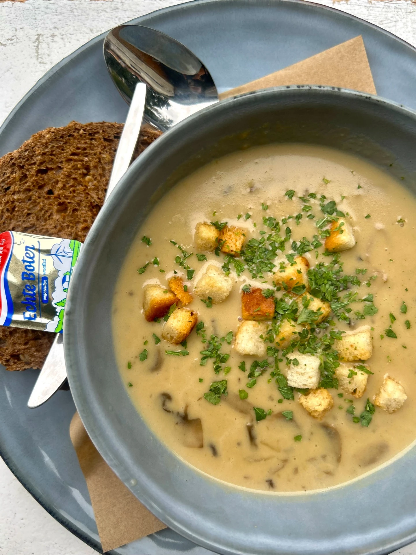 Seizoenssoep – huisgemaakte champignonsoep met croutons en brood